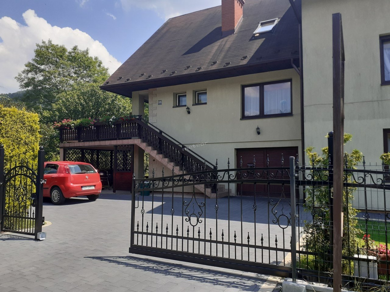 widok budynku od ulicy