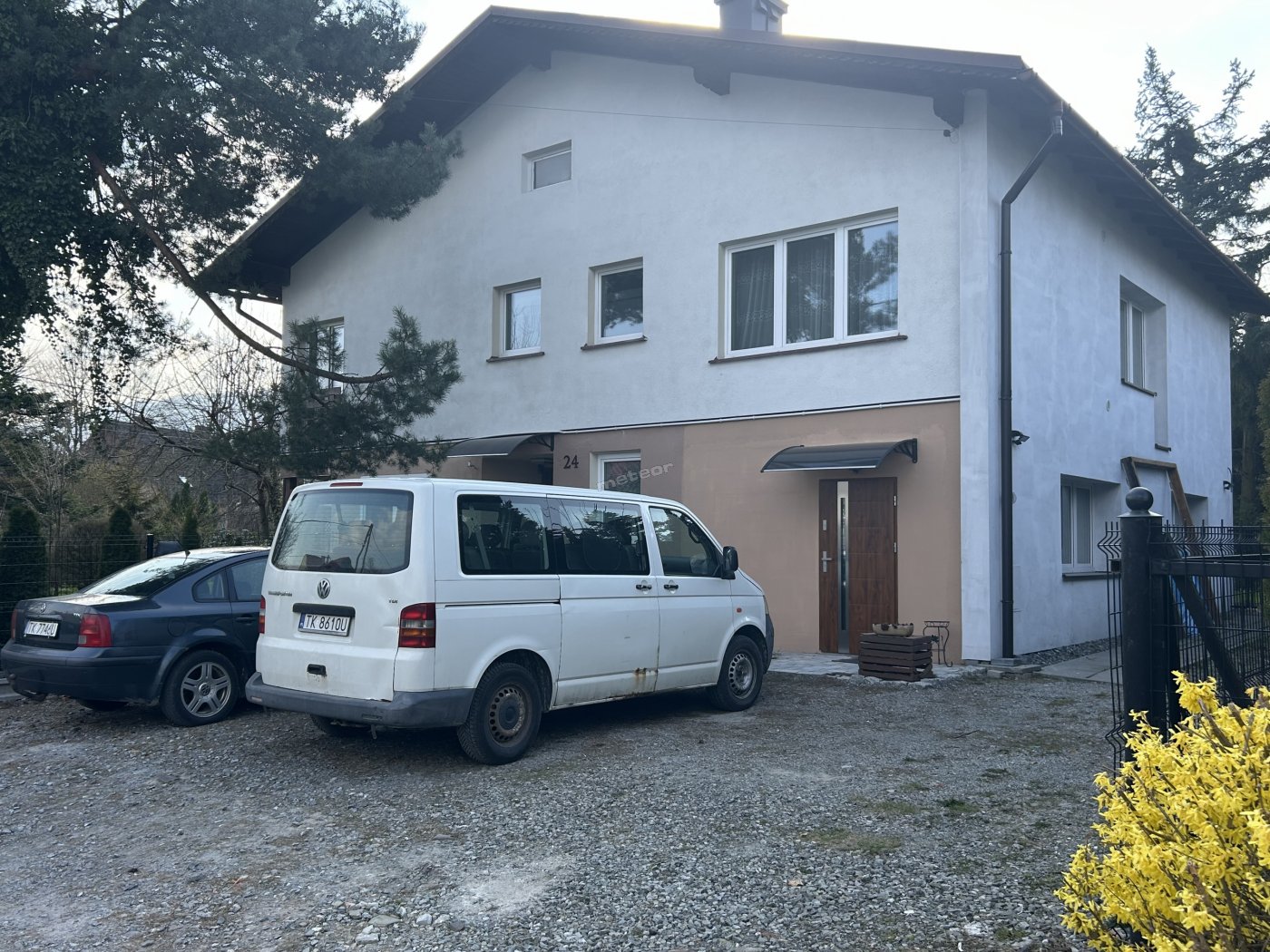 Budynek z parkingiem na busy