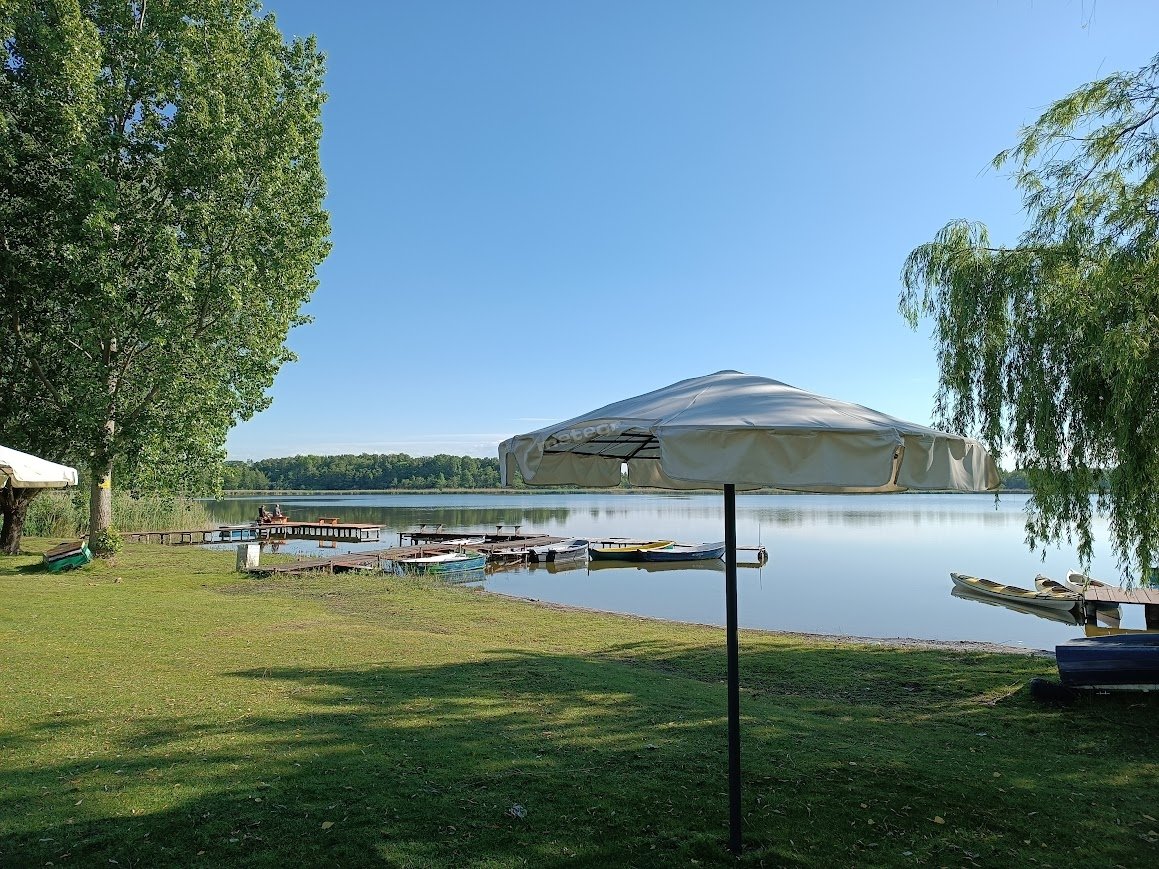 Widok na jezioro i pomosty