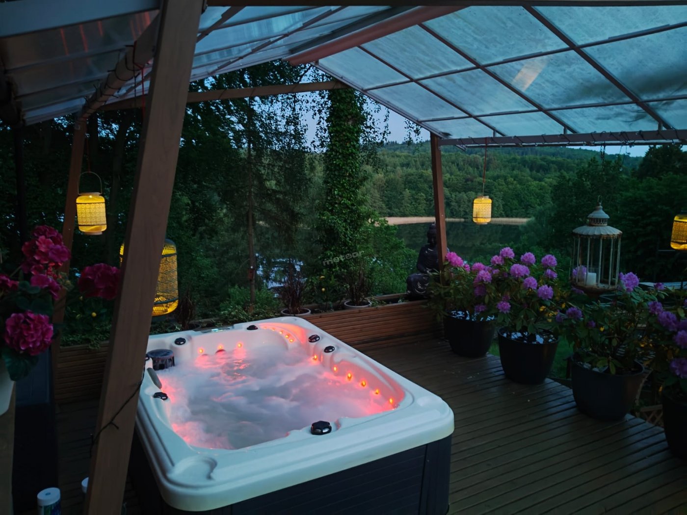 Zadaszony taras z jacuzzi z widokiem na jezioro