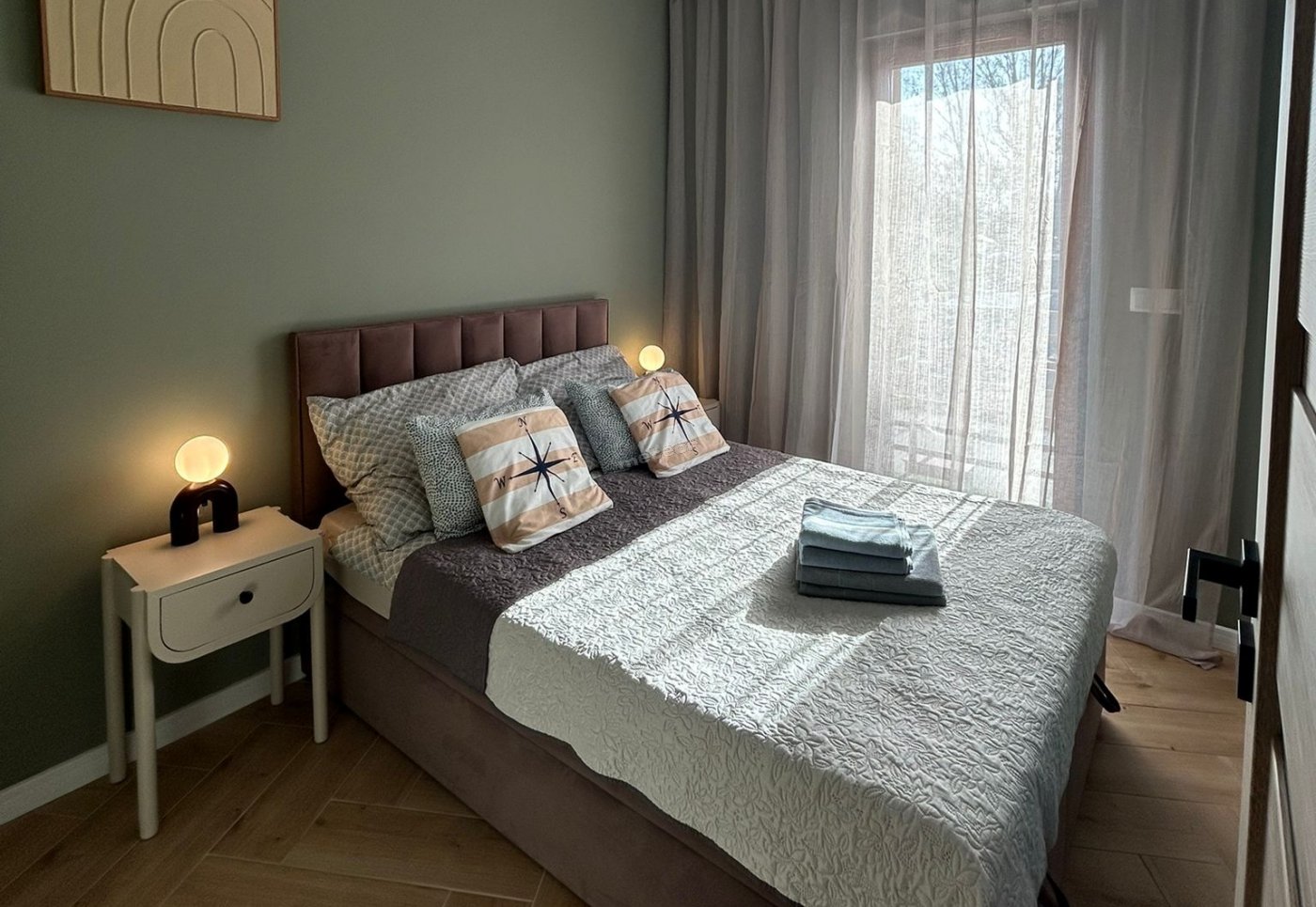 sypialnia z łóżkiem małżeńskim i wyjściem na balkon
