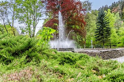 Kolorowa fontanna w Dusznikach Zdroju